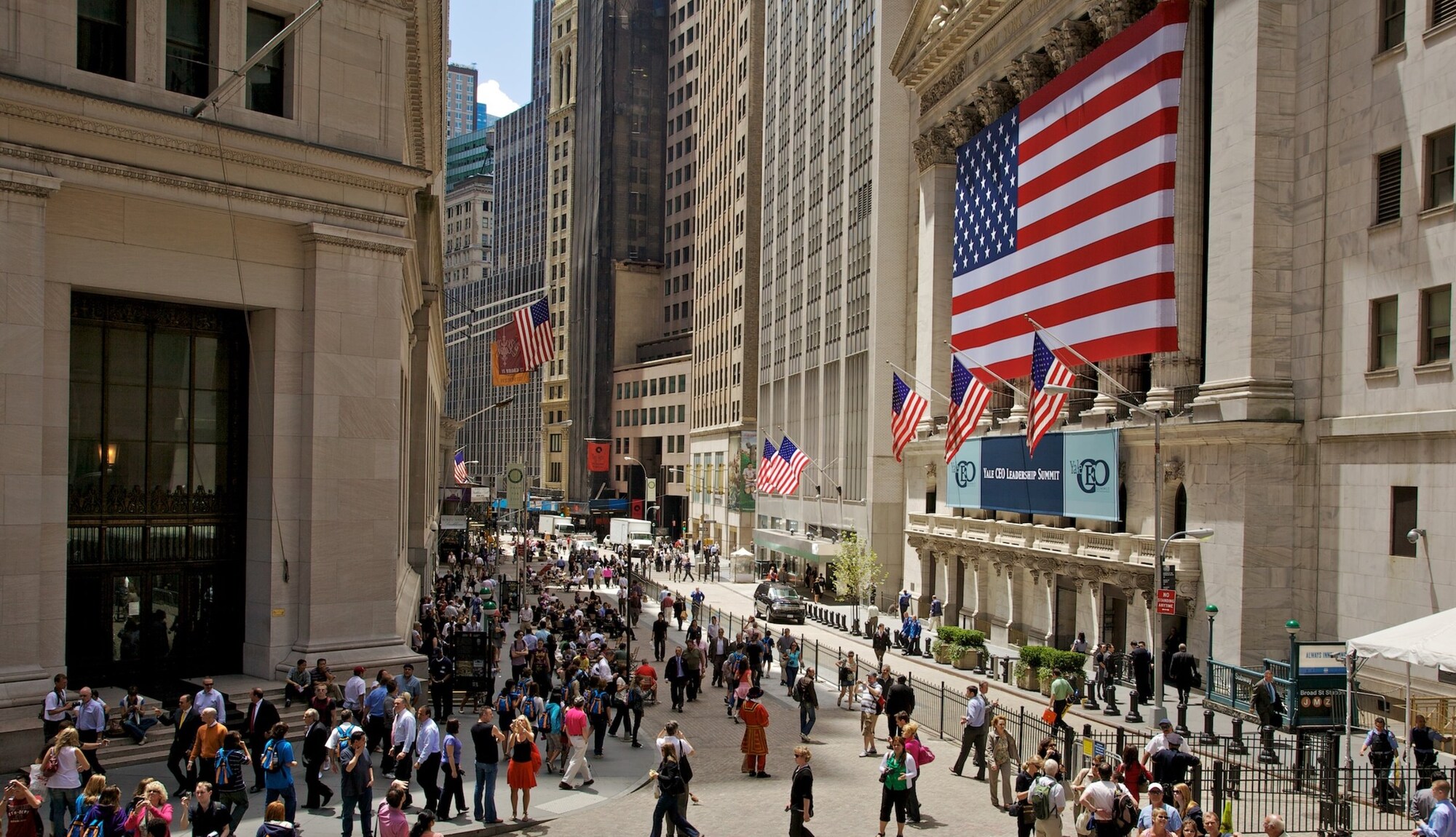 Уолл стрит улица в нью йорке Уолл стрит улица в нью йорке